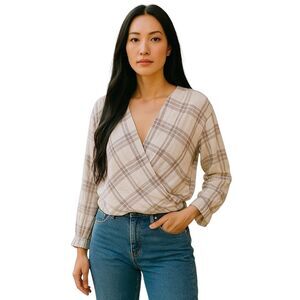 VINCE Top Womans Small Plaid Off White Crossover Long Sleeve Surplice Super Soft